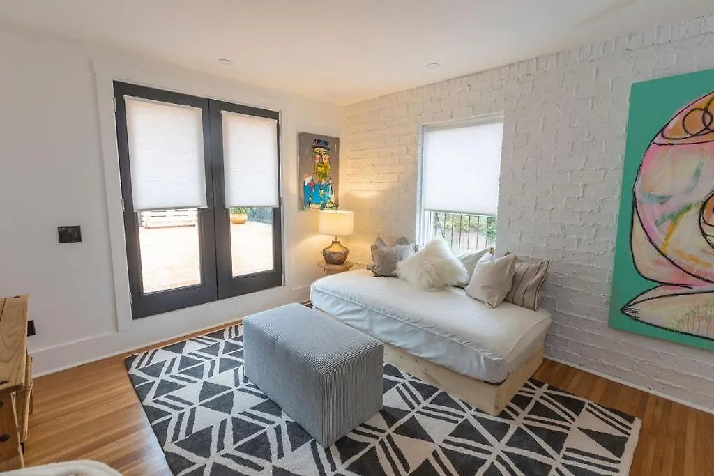 Linda House-Stunning Home In Charlotte Holiday home