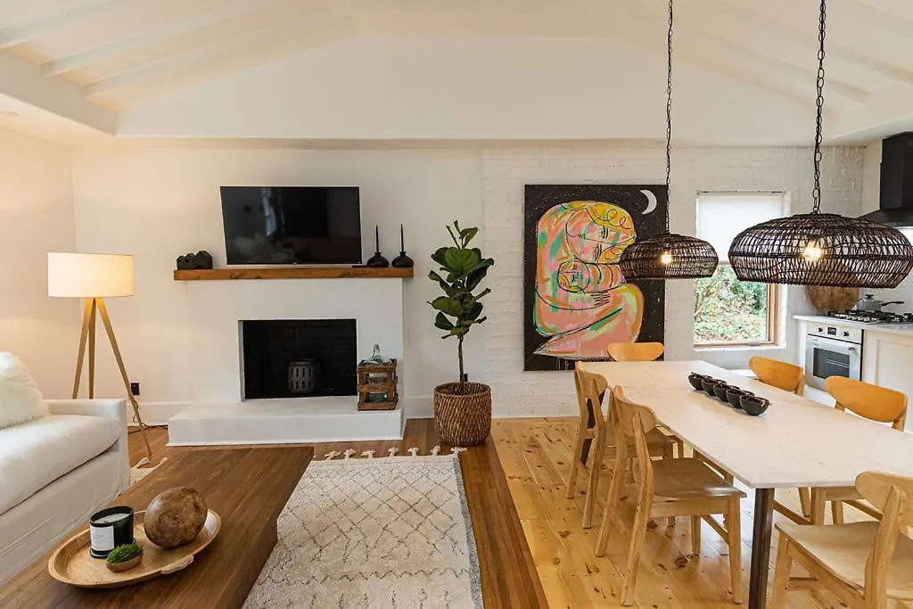 Linda House-Stunning Home In Charlotte Holiday home